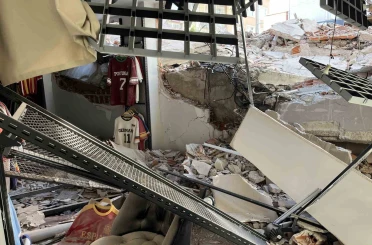 Güngören’de yıkım sırasında çöken bina, bitişiğindeki 2 binaya zarar verdi 