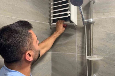 Günlerdir mahsur kalan güvercini kurtarmak için pencereyi söktü 