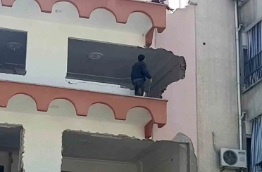 Güvenlik önlemleri alınmadan yapılan bina yıkımı tehlike saçtı 