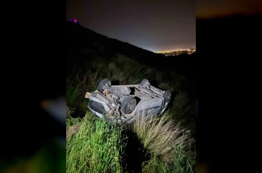 Hafif ticari araç, antik kent girişinde şarampole yuvarlandı: 2 yaralı 
