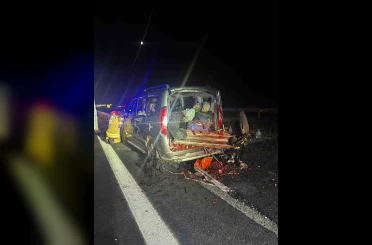 Hafif ticari araç bariyerlere saplandı 4 kişi yaralandı 
