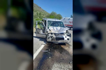 Hafif ticari araç ile kamyonet çarpıştı: 6 yaralı 