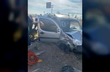 Hafif ticari araç ile otomobil çarpıştı: 1 ölü, 4 yaralı