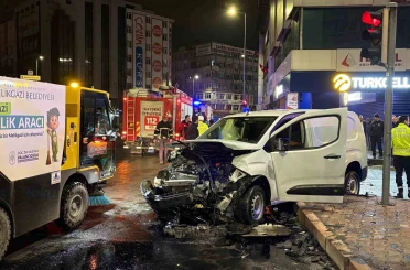 Hafif ticari araç ile otomobil çarpıştı: 2 yaralı 