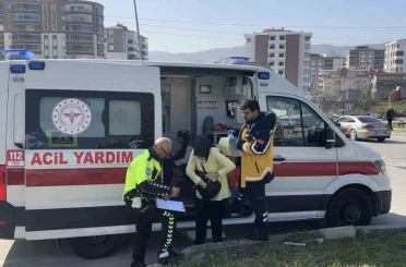 Hafif ticari araç ile otomobil çarpıştı: 3 çocuk yaralı 