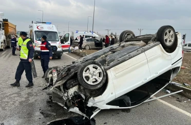 Hafif ticari araç ile otomobil çarpıştı: 6 yaralı 