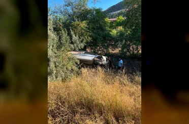 Hafif ticari araç kontrolden çıkıp tarlaya uçtu: 3 yaralı 