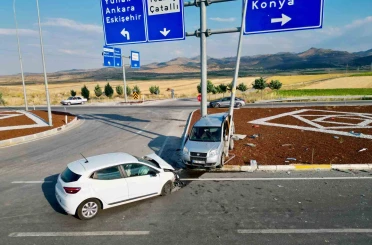 Hafif ticari araç otomobille çarpıştı: 7 yaralı 