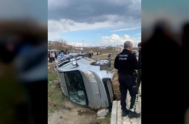 Hafif ticari araç şarampole devrildi: 1 yaralı 