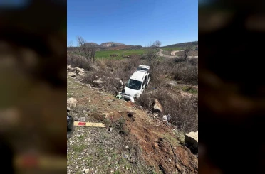 Hafif ticari araç şarampole girdi: 4 yaralı 