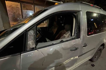 Hafif ticari araç üniversite öğrencisine çarptı: 3 yaralı 