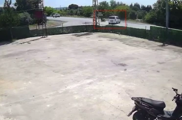 Hafif ticari araca ok gibi saplanan motosikletteki 2 kişi metrelerce havaya uçtu 