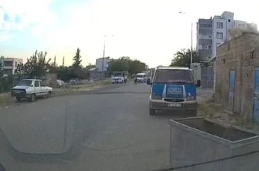 Hafif ticari aracın çarptığı bisikletli çocuk yaralandı: Kaza anı kamerada 
