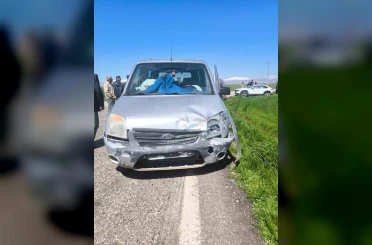 Hafif ticari ile otomobil çarpıştı: 2 yaralı 