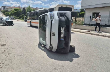 Hafif ticarinin çarptığı PTT aracı yan devrildi 