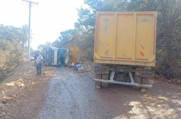 Hafriyat kamyonları çarpıştı; 2 yaralı 