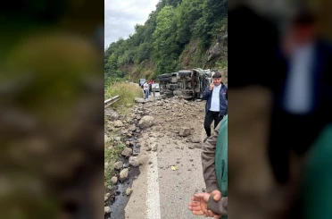 Hafriyat kamyonu yola devrildi: 1 yaralı 