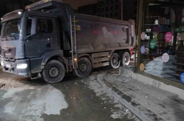 Hafriyat kamyonunun patlayan lastiği iş yerinin camlarını kırdı 