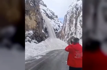 Hakkari-Çukurca karayolunda 2 ayrı çığ düştü: Yol ulaşıma kapandı 