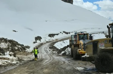 Hakkari İl Özel İdaresi ekipleri geceyi yolda geçirdi 