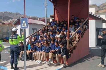 Hakkari polisinden çocuklara trafik eğitimi 