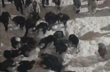 Hakkâri’de çatıdan düşen kar kütlesinin altında kalan öğrenci yaralandı 