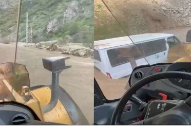 Hakkari’de dere taştı: Yolda mahsur kalan minibüs 3 saatlik çalışmayla kurtarıldı 