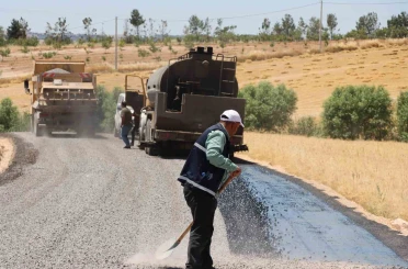 Haliliye kırsalında yollar sathi asfalt kaplamayla yenileniyor 