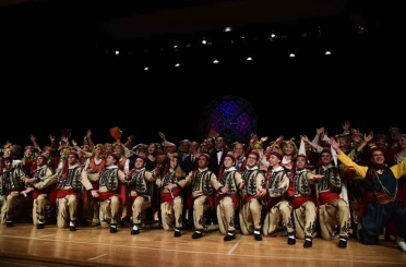 Halk Dansları Topluluğu sahnede folklor şöleni sundu 