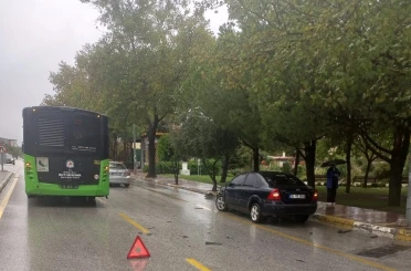 Halk otobüslerinin biri bozuldu, diğeri kaza yaptı 