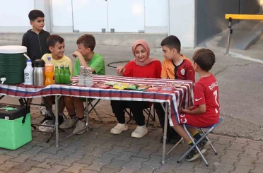 Harçlıklarını yolun kenarında kurdukları tezgahta alın teriyle kazandılar 