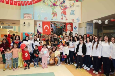Hasan Kalyoncu Üniversitesi Hemşirelik Bölümü öğrencilerinden çocuklara bayram hediyesi 
