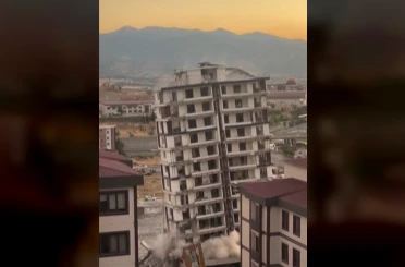 Hasarlı bina yıkıldı 