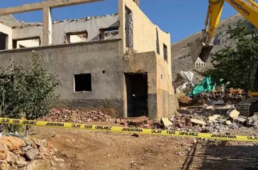 Hasarlı binaların yıkımı sürüyor
