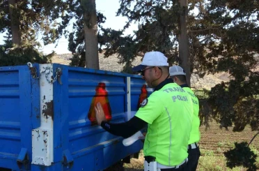 Hasat döneminde yaşanan kazaların önüne geçmek amacıyla traktörlerdeki reflektörler kontrol edildi 