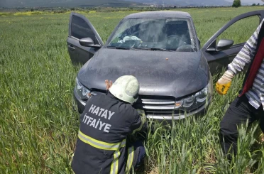 Hassa’da tarlaya uçan otomobilin sürücüsü yaralandı 