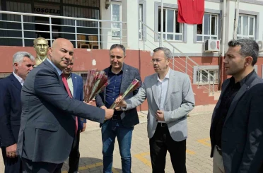 Hassalı muhtarlardan öğretmenlere çiçekli teşekkür 