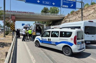 Hasta nakil aracı arızalanan otomobile çarptı: 1 yaralı 