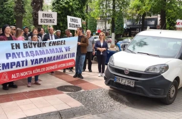 Hatalı parka sloganlı uyarı: "Hey şoför baksana, ne işi var bu arabanın kaldırımda" 