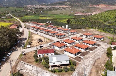 Hatay Büyükşehir Belediyesi’nin inşa ettiği köy evleri depremzede vatandaşların sıcak yuvası oldu 