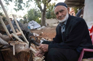 Hatay’da 85 yaşındaki usta, 70 yıldır ağaç dallarını keser ve bıçakla kaşığa dönüştürüyor 