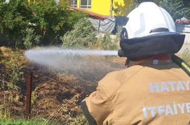 Hatay’da bahçe yangını itfaiye ekipleri tarafından söndürüldü 