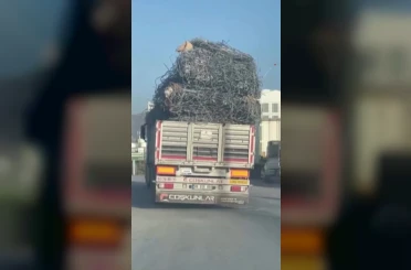 Hatay’da demir yüklü tır trafikte yürekleri ağza getirdi 