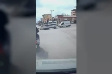 Hatay’da hafif ticari araç ile otomobilin çarpıştığı anlar kamerada 