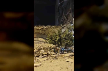 Hatay’da hasarlı bina yıkım esnasında çöktü 