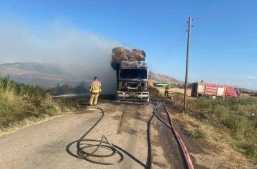Hatay’da saman balyası yüklü tır alevlere teslim oldu 