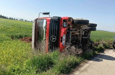 Hatay’da sürücüsünün kontrolünü kaybettiği tır devrildi 