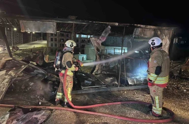 Hatay’da yanan konteyner kullanılmaz hale geldi 