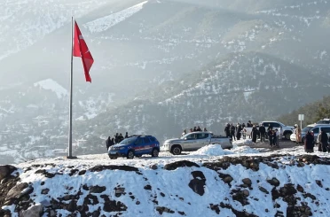 Hatay’ın zirvesinde gururlandıran bayrak değişimi 