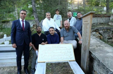 Hattat Muhittin Tanır’a vefa: 70 yıl sonra ta’lik hatla yazılan mezar taşı dualarla kabrine konuldu 